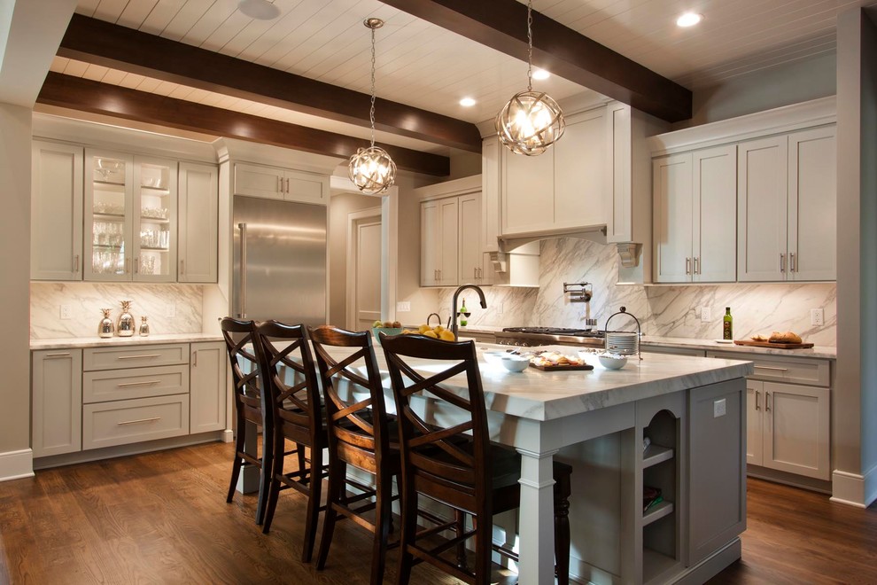 Exempel på ett stort klassiskt kök, med en rustik diskho, skåp i shakerstil, grå skåp, marmorbänkskiva, grått stänkskydd, stänkskydd i marmor, rostfria vitvaror, mellanmörkt trägolv, en köksö och brunt golv