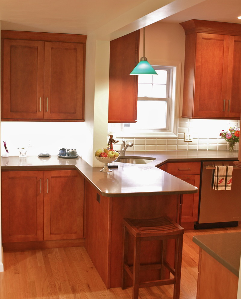 Immagine di una piccola cucina abitabile minimalista con parquet chiaro e pavimento marrone