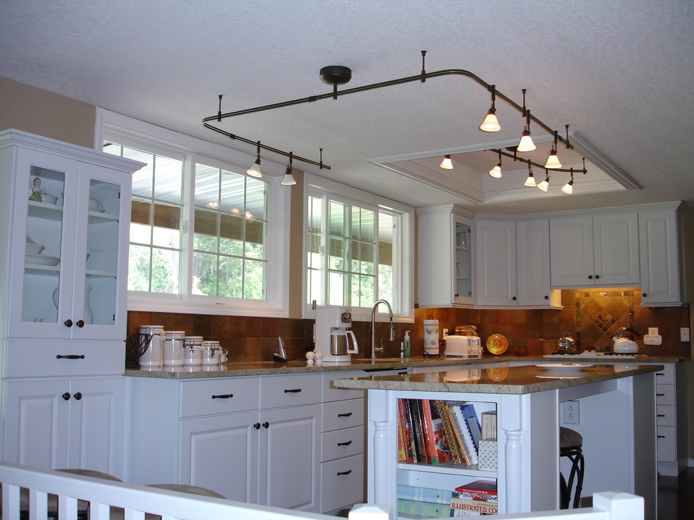 Idéer för vintage kök, med en undermonterad diskho, luckor med upphöjd panel, vita skåp, granitbänkskiva, brunt stänkskydd, stänkskydd i keramik och vita vitvaror