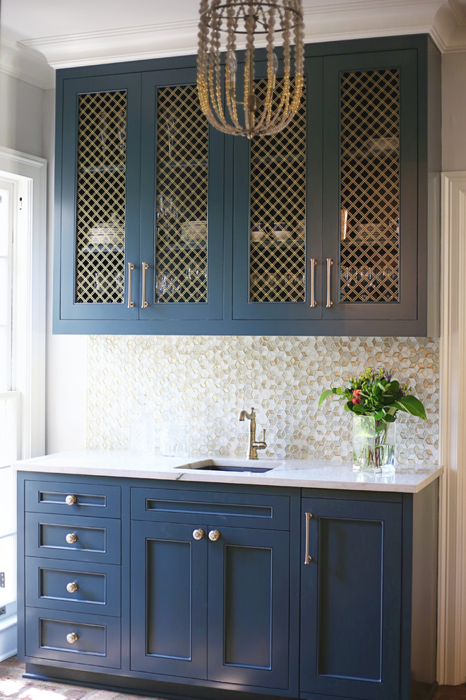 Idée de décoration pour une cuisine encastrable tradition avec un placard à porte persienne, des portes de placard bleues, une crédence multicolore et une crédence en mosaïque.