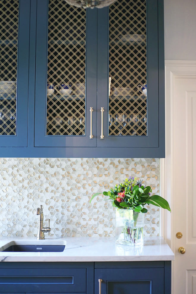 Inspiration pour une cuisine traditionnelle avec un placard à porte persienne, des portes de placard bleues et une crédence en mosaïque.