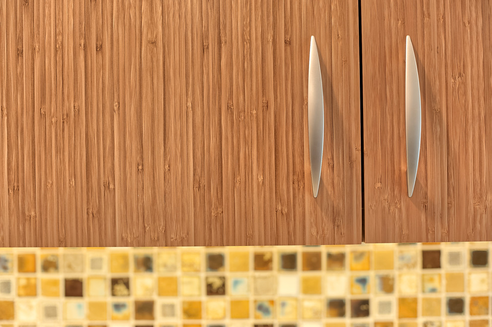 Foto di una grande cucina moderna con lavello sottopiano, ante lisce, ante in legno chiaro, top in superficie solida, paraspruzzi multicolore, paraspruzzi con piastrelle a mosaico, elettrodomestici in acciaio inossidabile, parquet scuro e pavimento marrone