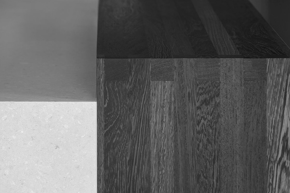 Offene, Zweizeilige, Große Moderne Küche mit Quarzwerkstein-Arbeitsplatte, Küchenrückwand in Grau, hellem Holzboden, Kücheninsel, beigem Boden und weißer Arbeitsplatte in London