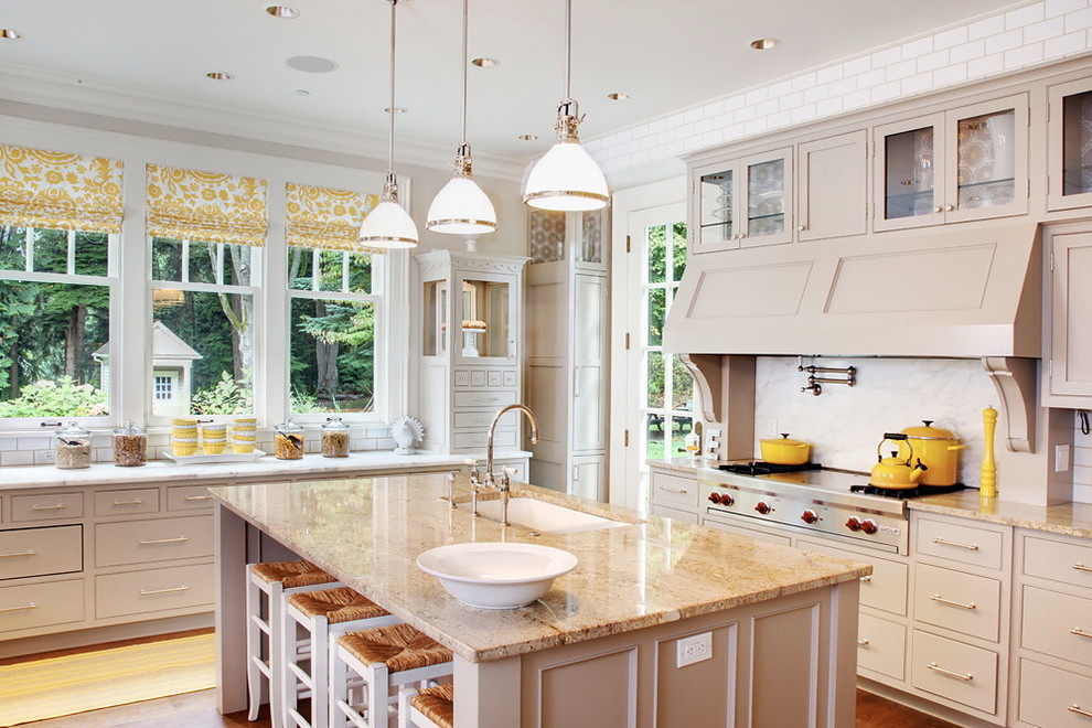 Klassische Küche in L-Form mit flächenbündigen Schrankfronten, beigen Schränken, Küchenrückwand in Weiß, Küchengeräten aus Edelstahl und Kücheninsel in Seattle