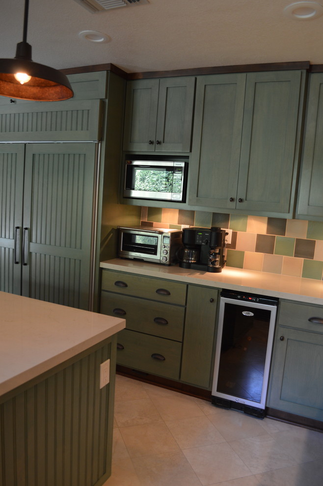 Bild på ett mellanstort eklektiskt kök, med en rustik diskho, skåp i shakerstil, gröna skåp, bänkskiva i kvarts, flerfärgad stänkskydd, stänkskydd i terrakottakakel, rostfria vitvaror, travertin golv och en köksö