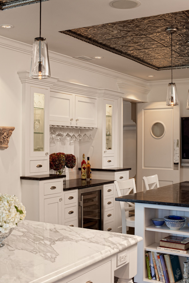 Example of a trendy kitchen design in Chicago