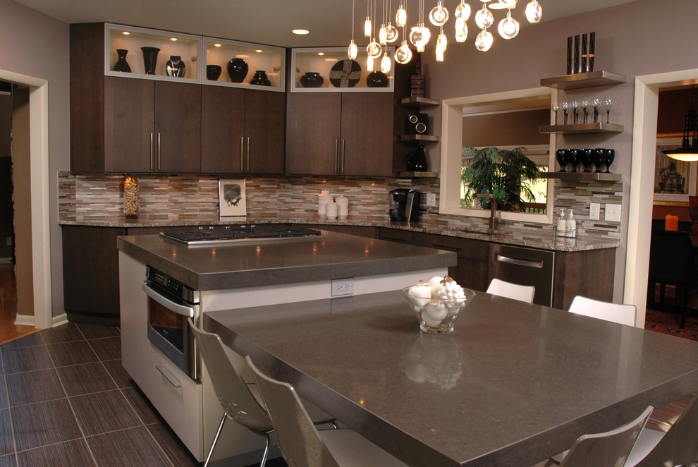 Bild på ett mellanstort funkis kök, med en undermonterad diskho, släta luckor, skåp i mörkt trä, bänkskiva i kvartsit, flerfärgad stänkskydd, stänkskydd i stickkakel, rostfria vitvaror, klinkergolv i porslin, en köksö och brunt golv