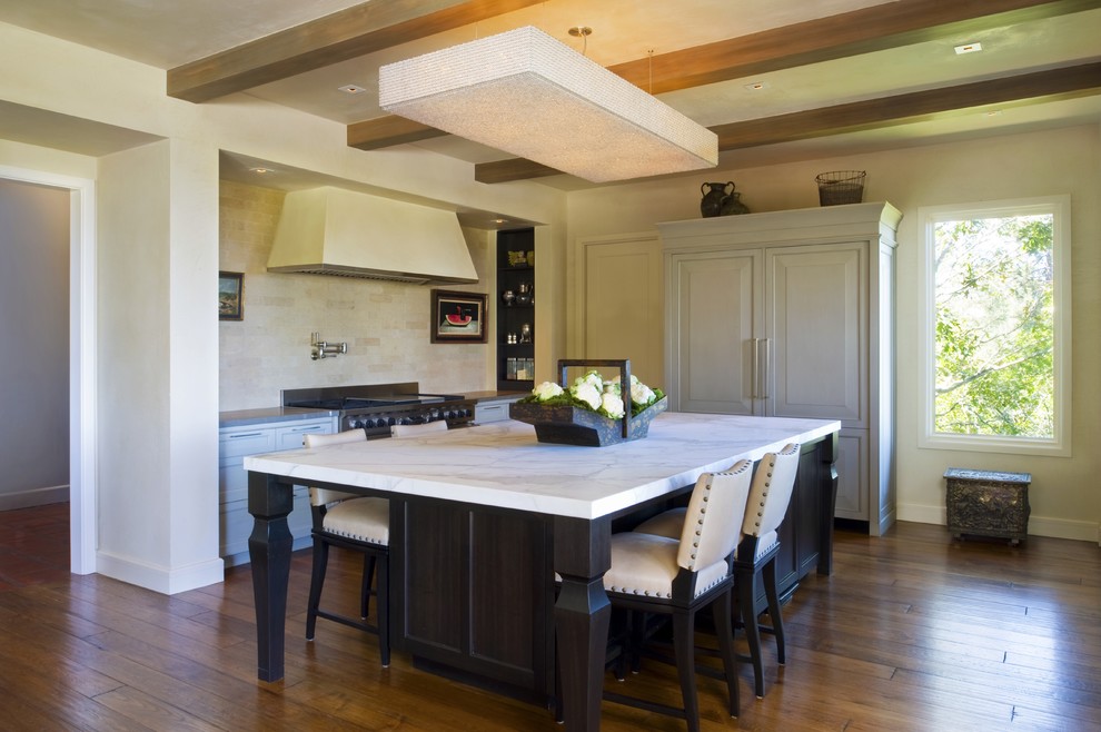 Klassische Küche mit Küchenrückwand in Beige, Elektrogeräten mit Frontblende und Kalk-Rückwand in San Francisco