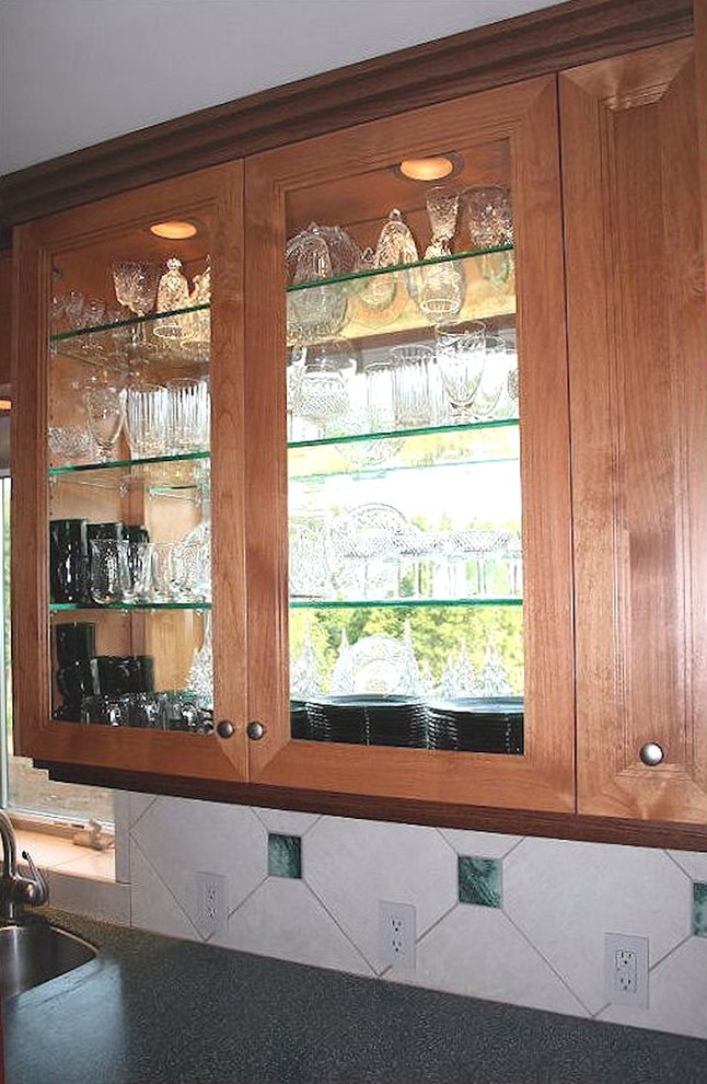 Inspiration för ett stort eklektiskt grön grönt kök, med en undermonterad diskho, luckor med infälld panel, skåp i mellenmörkt trä, beige stänkskydd, stänkskydd i porslinskakel, rostfria vitvaror, korkgolv, bänkskiva i koppar och brunt golv