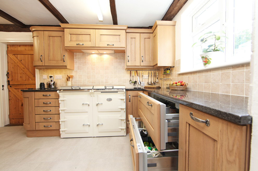 Farmhouse kitchen photo in Kent
