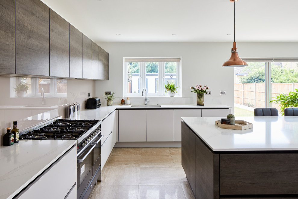 Inspiration för stora moderna vitt kök, med släta luckor, grå skåp, granitbänkskiva, grått stänkskydd, cementgolv, en köksö och beiget golv