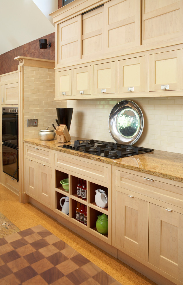 Idéer för att renovera ett mycket stort amerikanskt linjärt kök med öppen planlösning, med en integrerad diskho, skåp i ljust trä, bänkskiva i rostfritt stål, gult stänkskydd, stänkskydd i keramik, integrerade vitvaror, korkgolv, flera köksöar och skåp i shakerstil