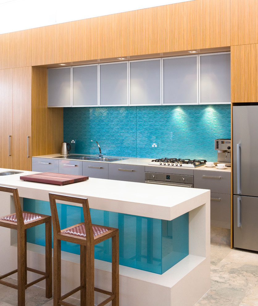 Zweizeilige Moderne Küche mit Glasrückwand, flächenbündigen Schrankfronten, weißen Schränken, Küchenrückwand in Blau, Küchengeräten aus Edelstahl und Kücheninsel in Adelaide