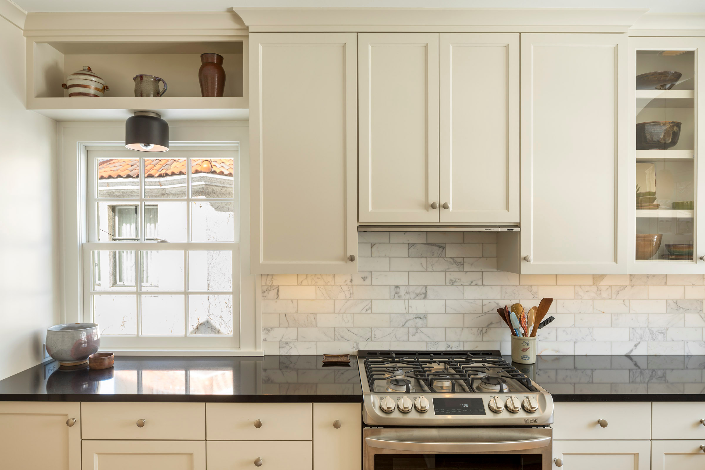 kitchen backsplash for dark countertops