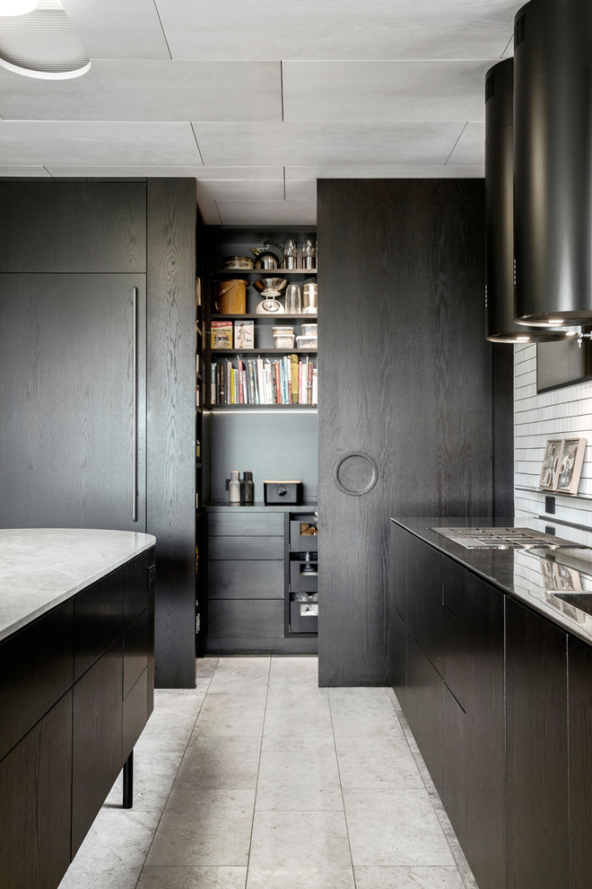 На фото: большая кухня в стиле лофт с врезной мойкой, темными деревянными фасадами, белым фартуком и фартуком из плитки кабанчик с