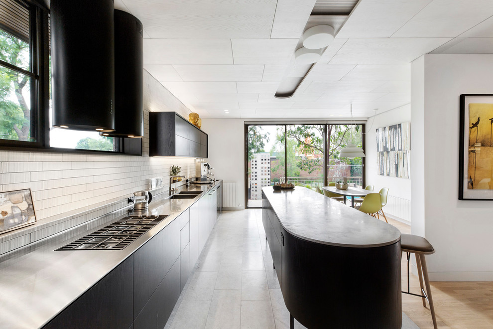 Große Industrial Küche mit Unterbauwaschbecken, Küchenrückwand in Weiß und Rückwand aus Metrofliesen in Melbourne