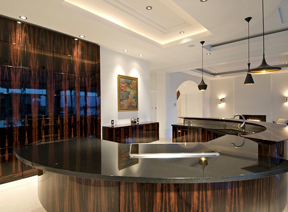 Immagine di una grande cucina design con ante lisce, ante in legno bruno, top in granito, elettrodomestici in acciaio inossidabile e pavimento in marmo