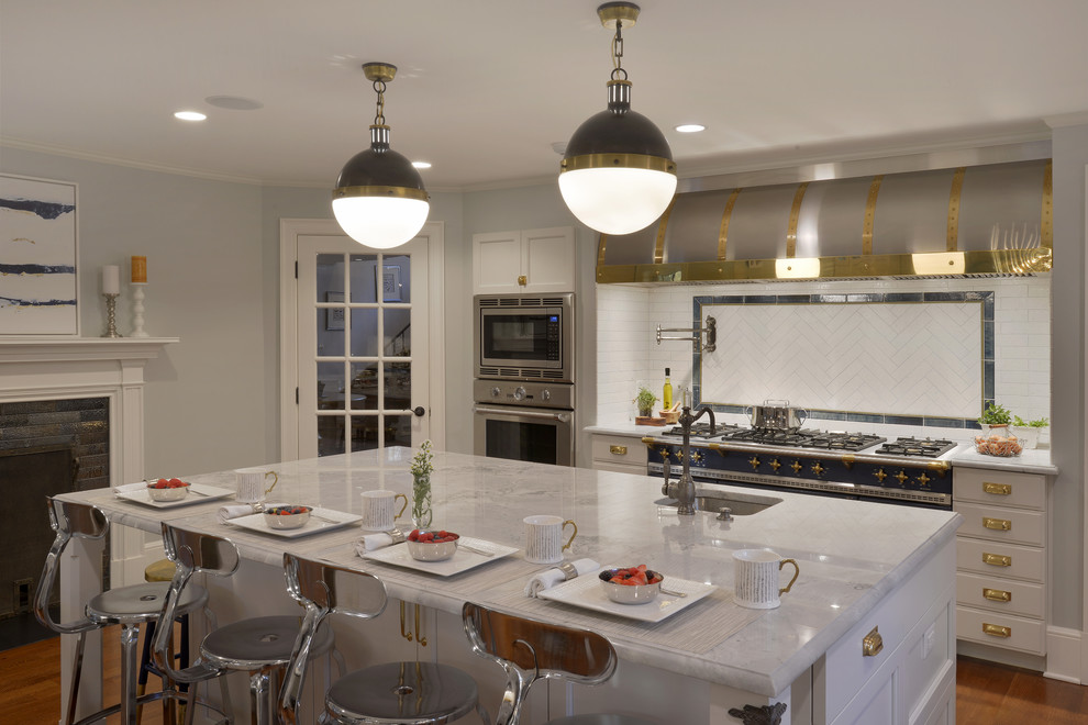 ニューヨークにある巨大なトランジショナルスタイルのおしゃれなキッチン (エプロンフロントシンク、落し込みパネル扉のキャビネット、白いキャビネット、珪岩カウンター、白いキッチンパネル、セラミックタイルのキッチンパネル、カラー調理設備、濃色無垢フローリング) の写真