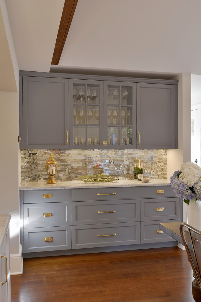 Exempel på ett mycket stort klassiskt kök och matrum, med en rustik diskho, bänkskiva i kvartsit, mörkt trägolv, grå skåp, stänkskydd med metallisk yta, spegel som stänkskydd och luckor med infälld panel