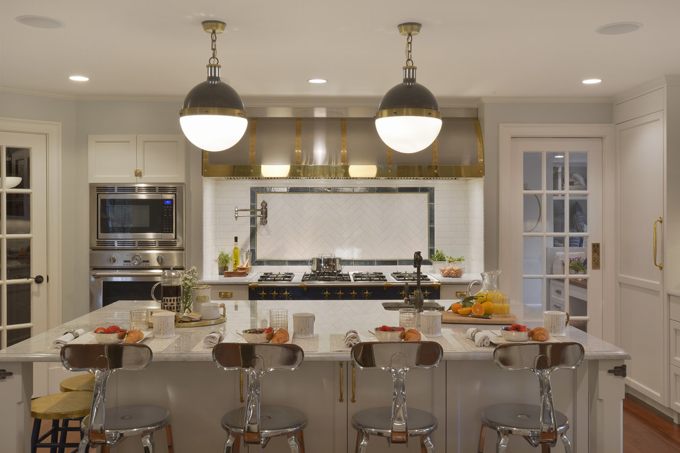 ニューヨークにある巨大なトランジショナルスタイルのおしゃれなキッチン (エプロンフロントシンク、落し込みパネル扉のキャビネット、白いキャビネット、珪岩カウンター、白いキッチンパネル、セラミックタイルのキッチンパネル、カラー調理設備、濃色無垢フローリング) の写真