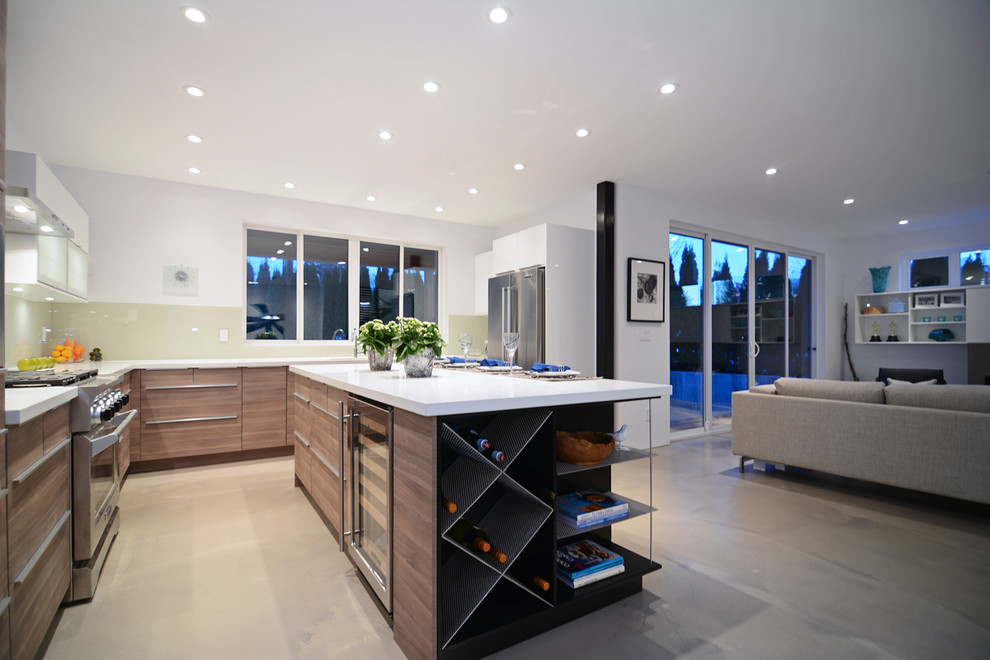 Diseño de cocina minimalista grande con armarios con paneles lisos, puertas de armario de madera oscura, encimera de cuarcita, una isla y encimeras blancas