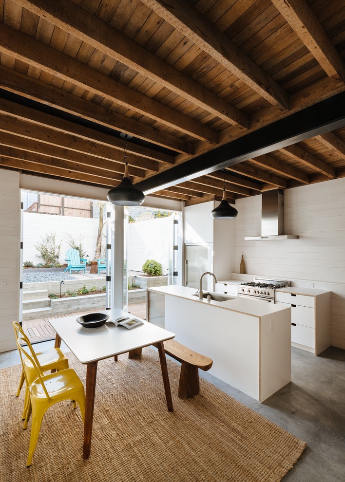 Zweizeilige Moderne Wohnküche mit Unterbauwaschbecken, flächenbündigen Schrankfronten, weißen Schränken und Küchengeräten aus Edelstahl in San Francisco