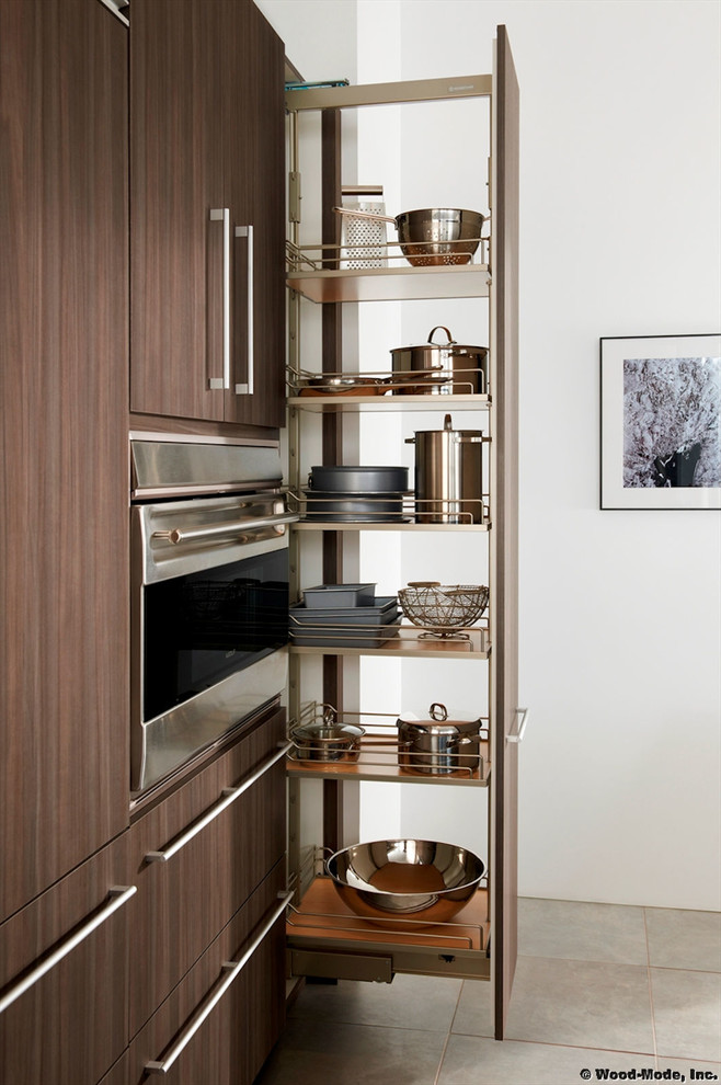 Bild på ett stort funkis kök, med en undermonterad diskho, släta luckor, bruna skåp, rostfria vitvaror, klinkergolv i porslin och en köksö
