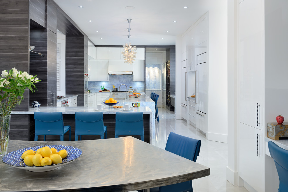 Mittelgroße Moderne Wohnküche in U-Form mit flächenbündigen Schrankfronten, weißen Schränken, Quarzit-Arbeitsplatte, Küchenrückwand in Blau, Küchengeräten aus Edelstahl, Marmorboden, Kücheninsel und beigem Boden in Toronto