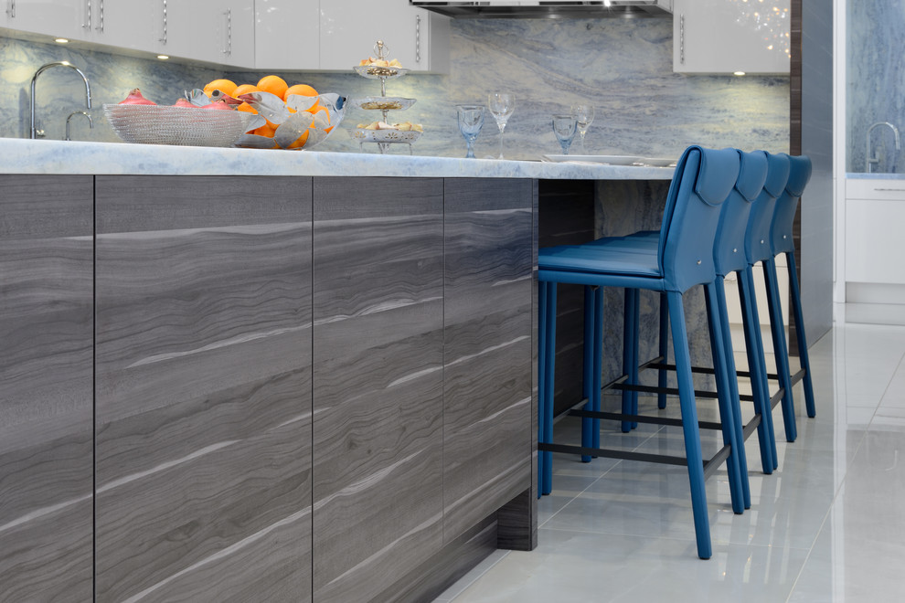 Esempio di una cucina minimalista di medie dimensioni con ante lisce, ante bianche, top in quarzite, paraspruzzi blu, elettrodomestici in acciaio inossidabile, pavimento in marmo e pavimento beige