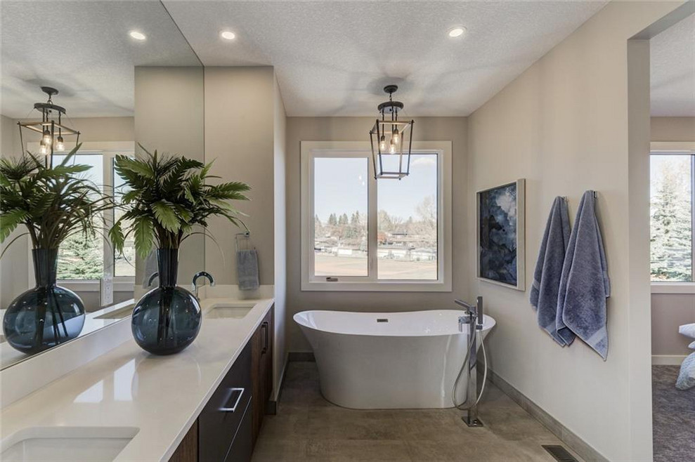Cette photo montre une salle de bain tendance en bois brun de taille moyenne avec un placard à porte plane, parquet clair et un sol blanc.