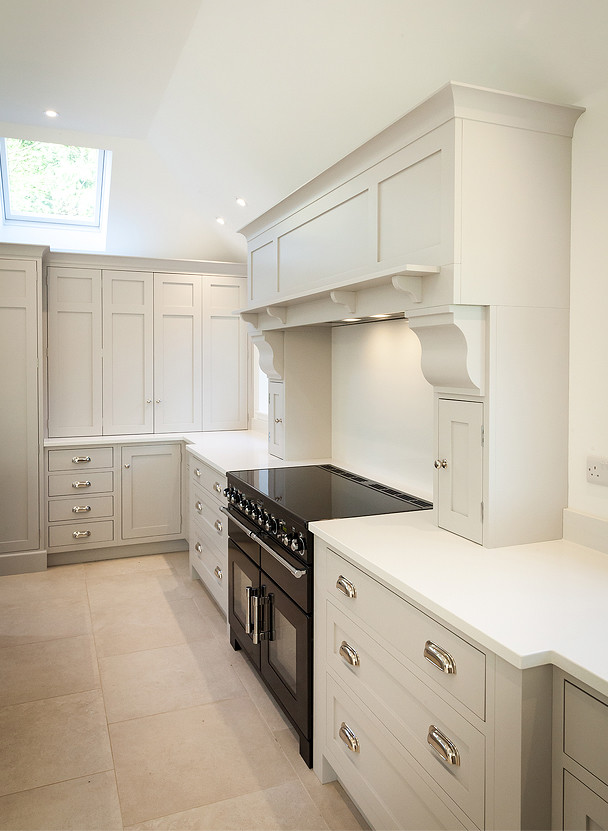 Foto de cocina nórdica de tamaño medio con armarios estilo shaker, puertas de armario grises, encimera de acrílico, una isla y encimeras blancas