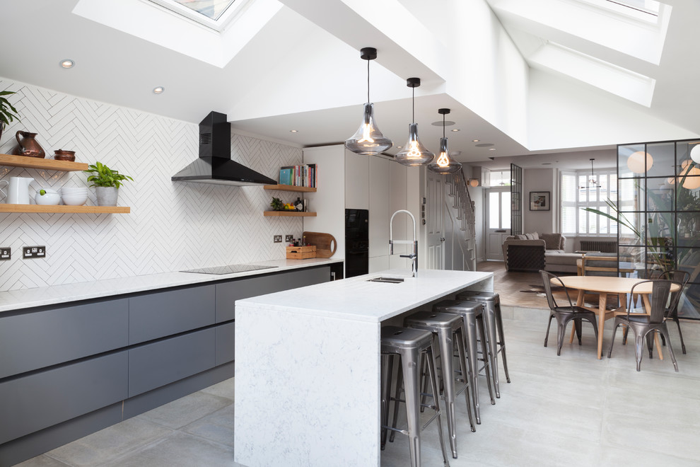 Idee per una cucina minimal di medie dimensioni con lavello sottopiano, ante lisce, ante grigie e pavimento grigio