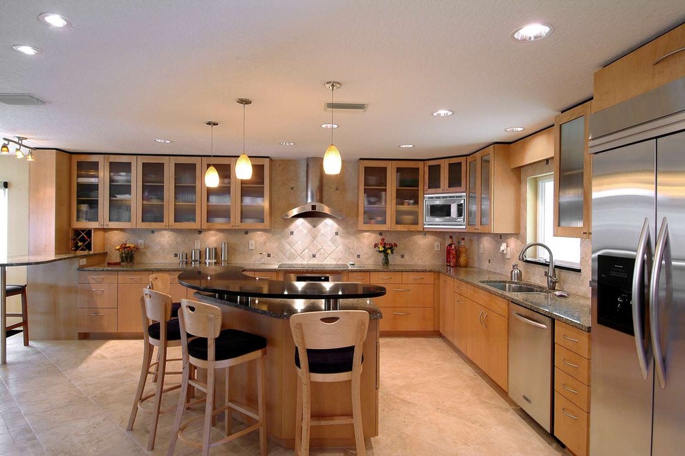 Источник вдохновения для домашнего уюта: угловая кухня в классическом стиле с обеденным столом, одинарной мойкой, стеклянными фасадами, светлыми деревянными фасадами и техникой из нержавеющей стали