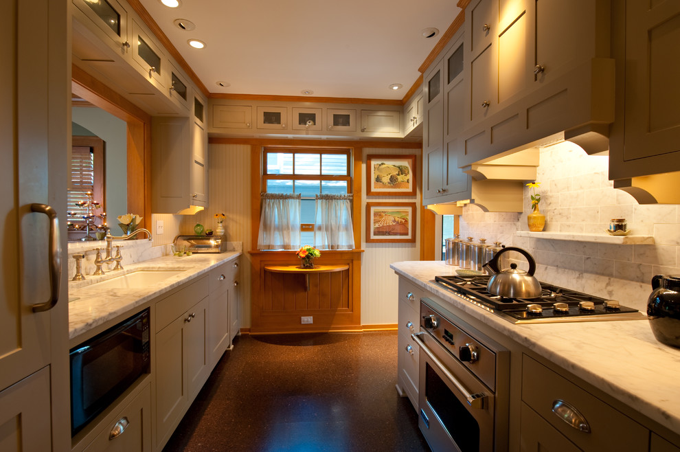Diseño de cocina clásica con electrodomésticos de acero inoxidable y salpicadero de azulejos tipo metro