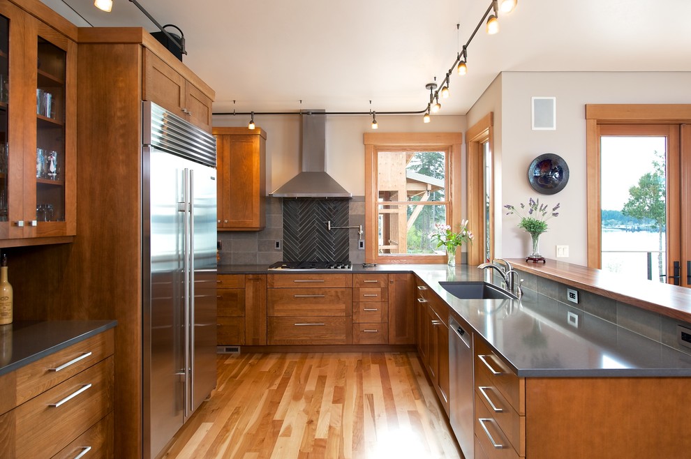 シアトルにあるトランジショナルスタイルのおしゃれなコの字型キッチン (中間色木目調キャビネット) の写真