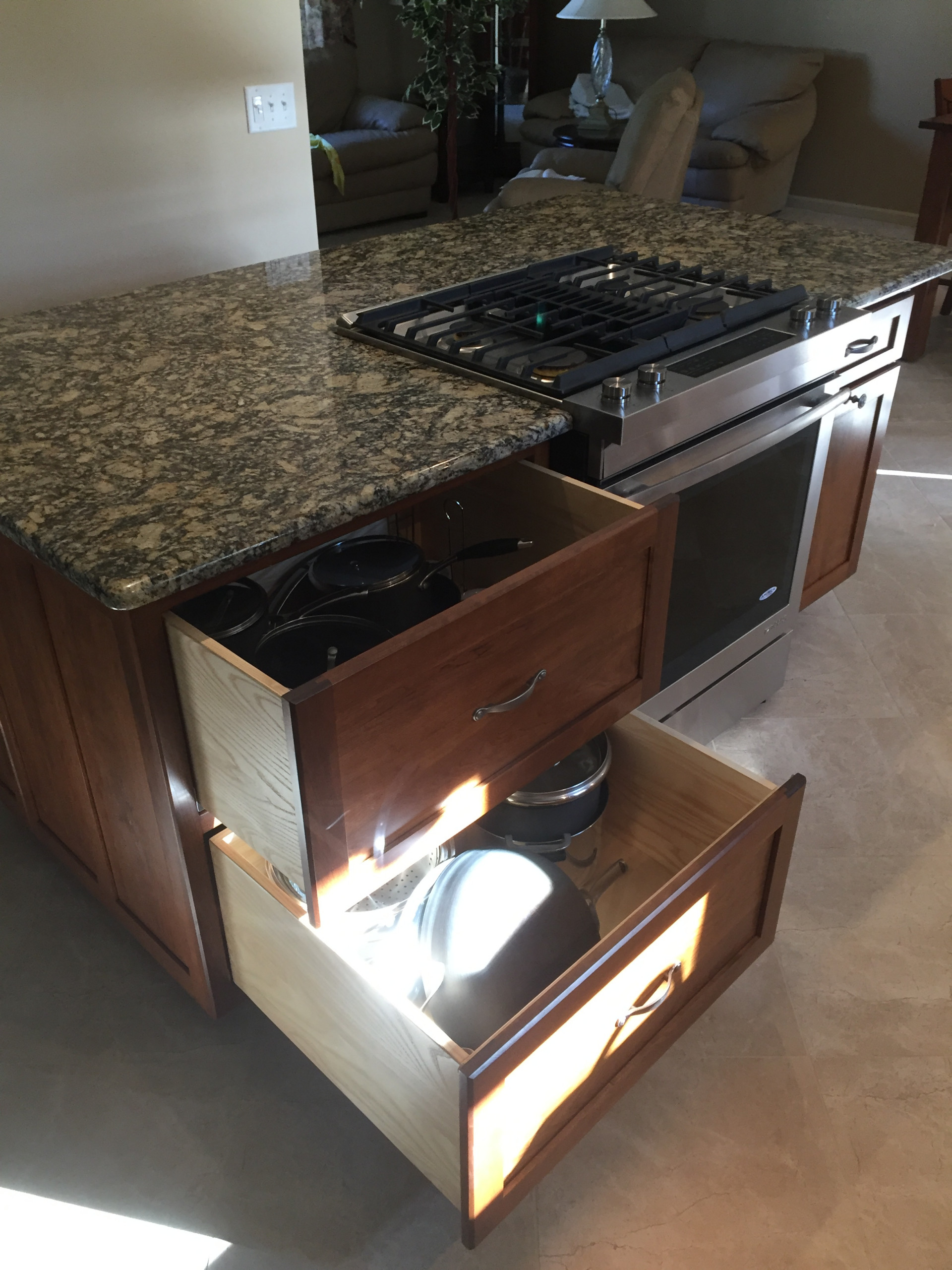 https://st.hzcdn.com/simgs/pictures/kitchens/extra-deep-pot-and-pan-drawers-adjacent-to-range-mco-industries-llc-img~dfc1a4cd07df05df_14-2509-1-1bd8325.jpg