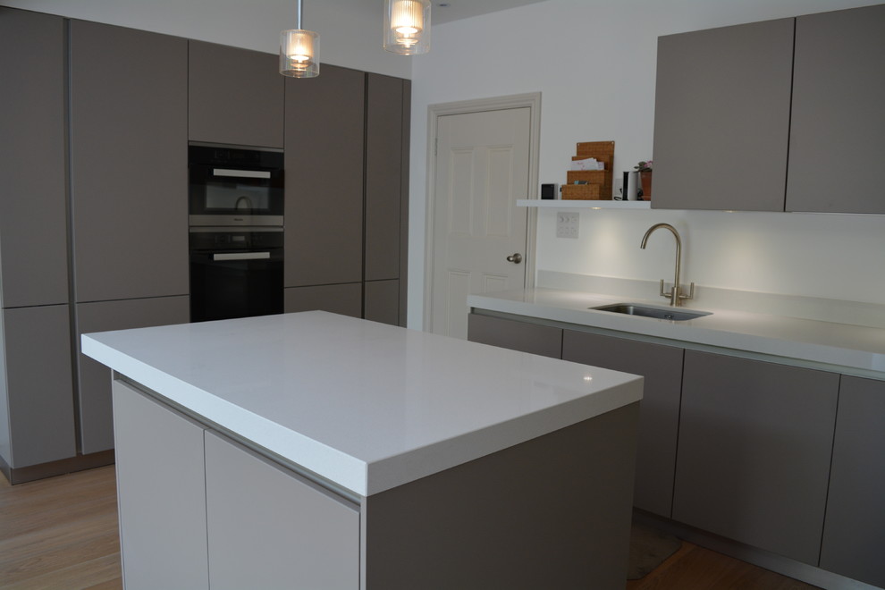 Offene, Mittelgroße Moderne Küche mit Betonarbeitsplatte und Kücheninsel in London