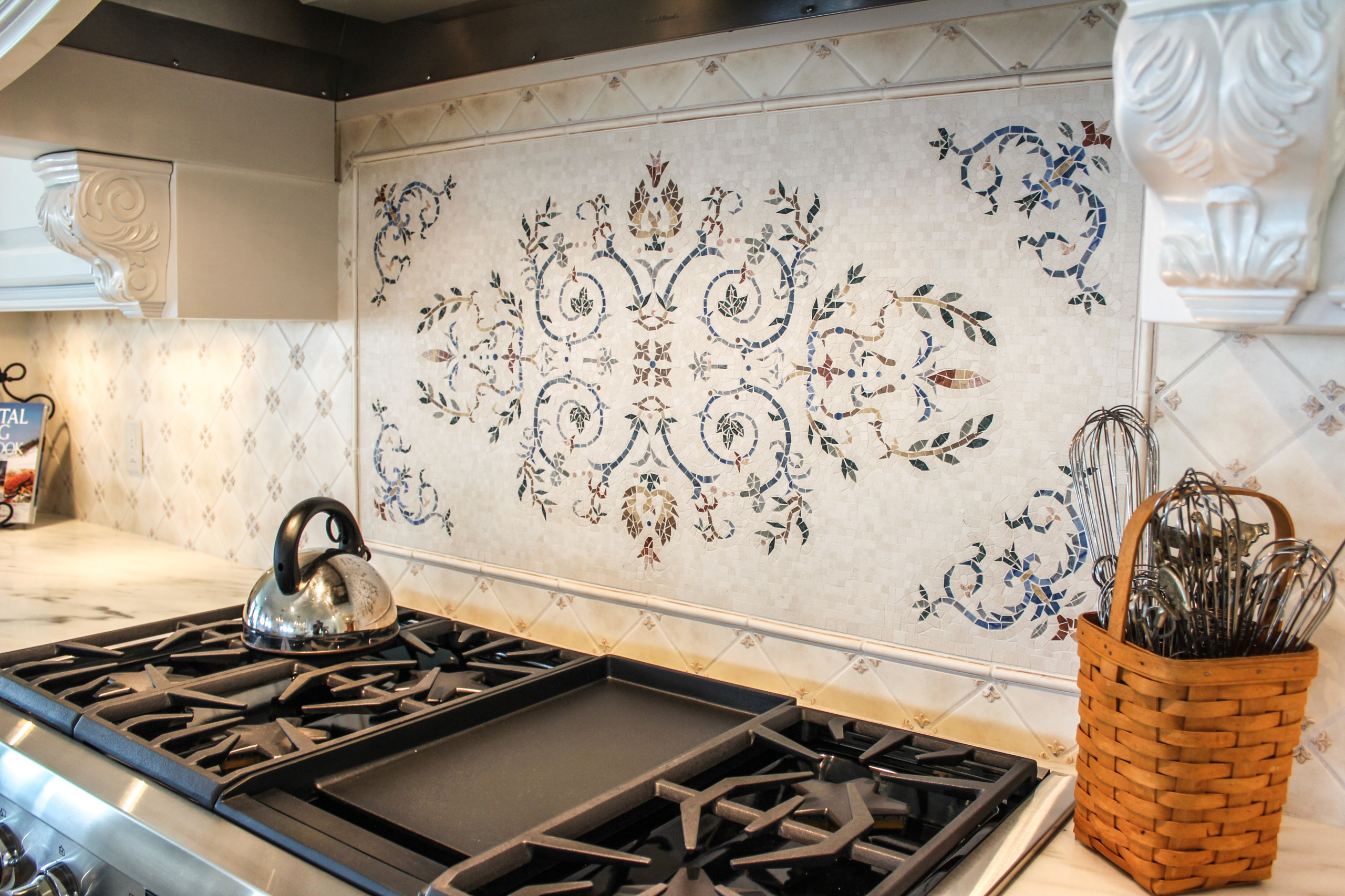 Cucina shabby-chic style con pavimento con piastrelle in ceramica : Foto e  Idee per Ristrutturare e Arredare - Gennaio 2024 | Houzz IT