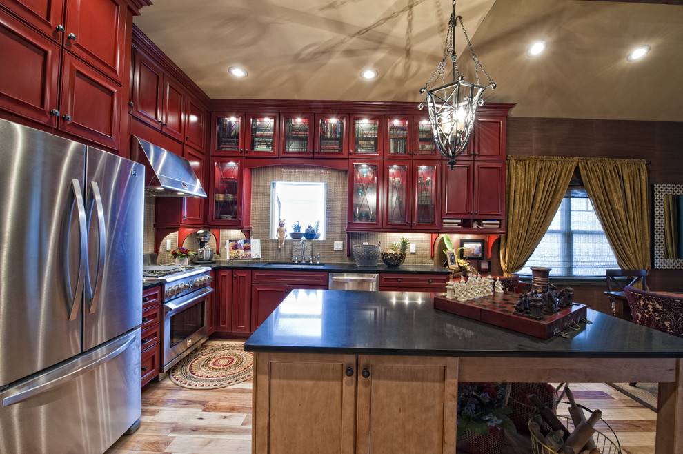 На фото: кухня в стиле фьюжн с красными фасадами