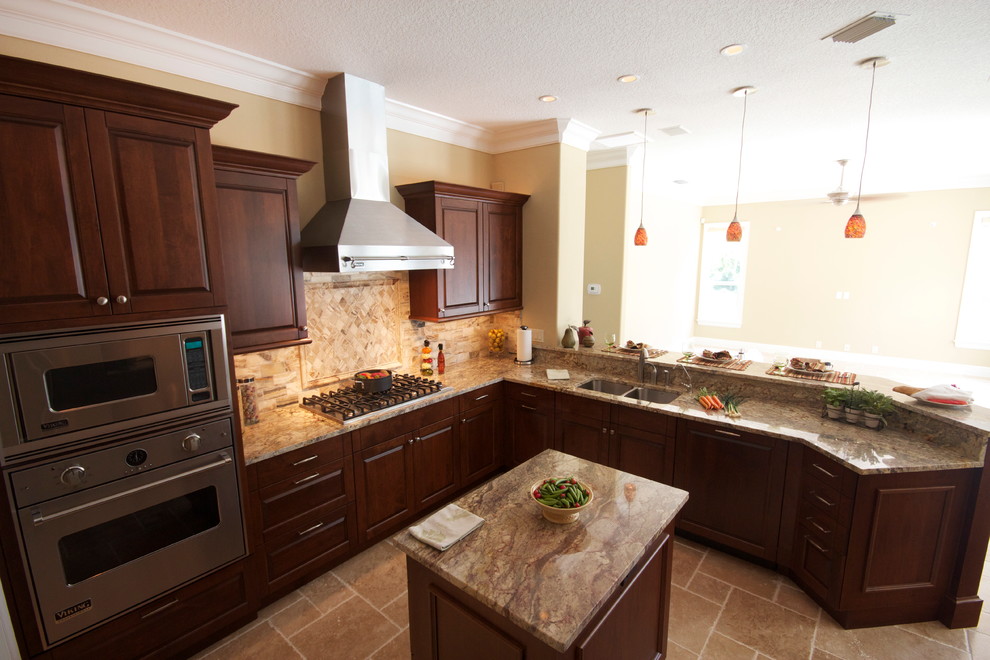 Example of a classic kitchen design in Tampa