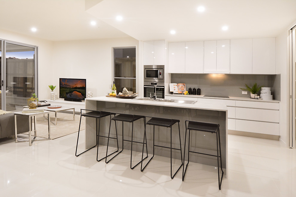 Foto di una cucina ad ambiente unico minimal di medie dimensioni con pavimento in gres porcellanato e pavimento bianco