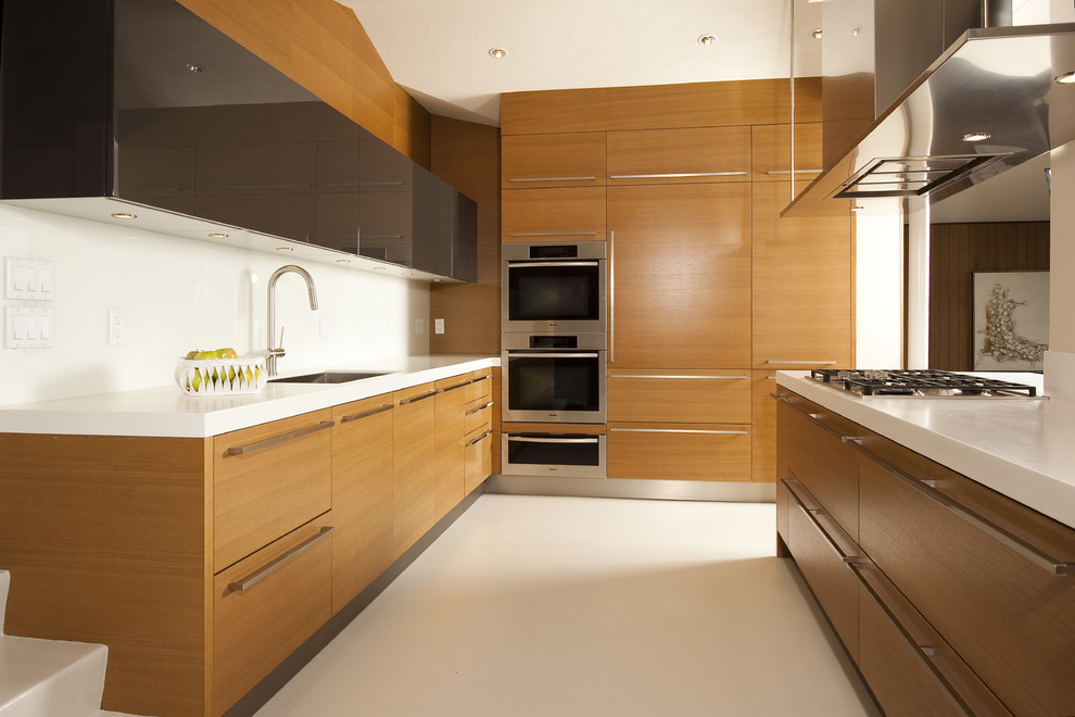Esempio di una cucina parallela minimalista di medie dimensioni con elettrodomestici da incasso, lavello sottopiano, ante lisce, ante in legno scuro, top in quarzo composito, paraspruzzi bianco e pavimento bianco