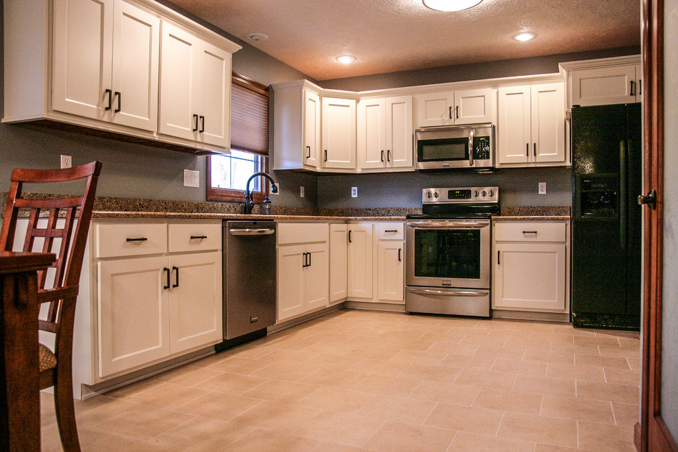 Imagen de cocina comedor actual con puertas de armario blancas y encimera de cuarcita