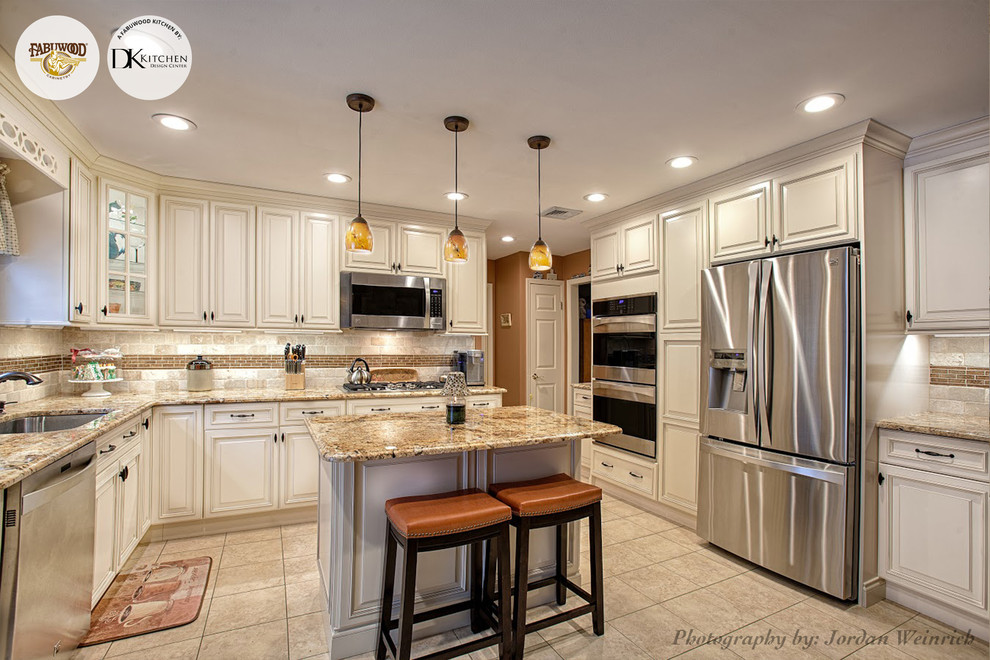 Fabuwood Kitchens Built By DK Kitchen Design Center - Classico - Cucina ...