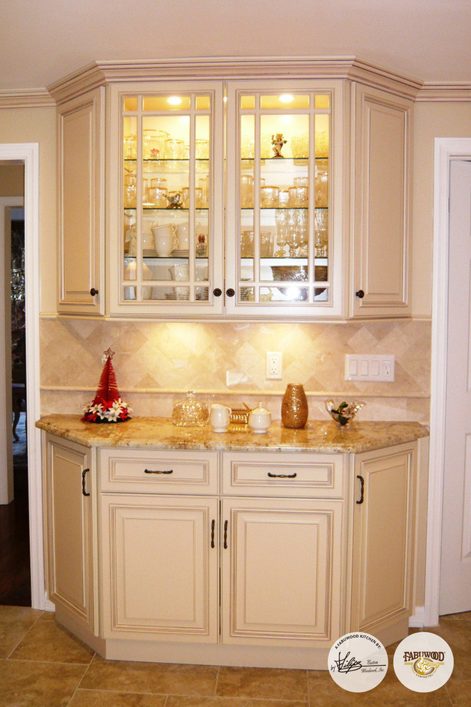 Immagine di una cucina abitabile contemporanea con ante con bugna sagomata, ante in legno chiaro, paraspruzzi beige e elettrodomestici in acciaio inossidabile