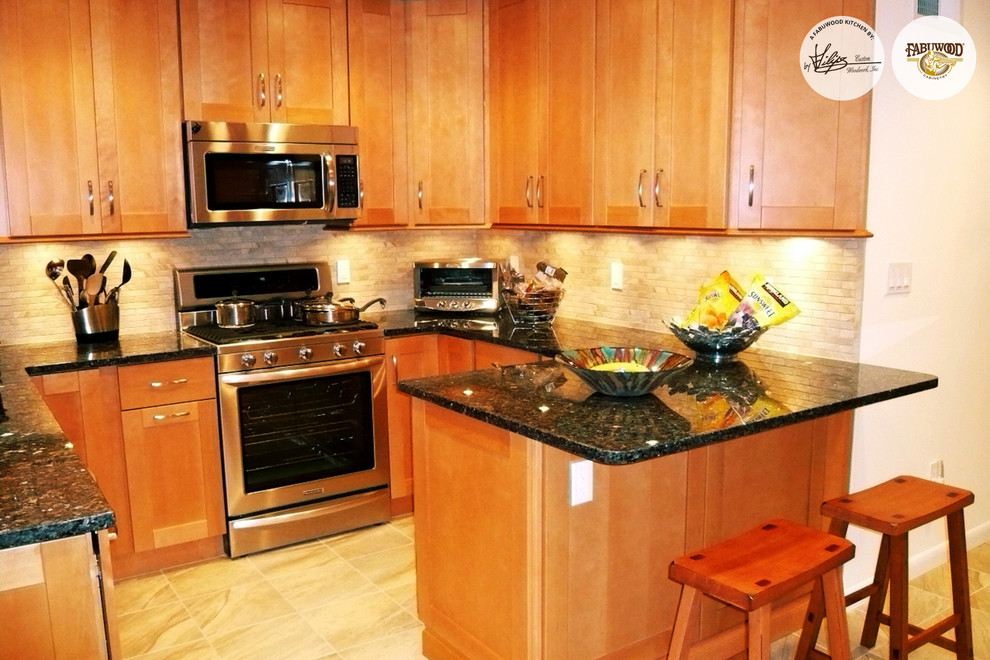 Foto di una cucina abitabile contemporanea con ante lisce, ante in legno chiaro, paraspruzzi beige, elettrodomestici in acciaio inossidabile e penisola