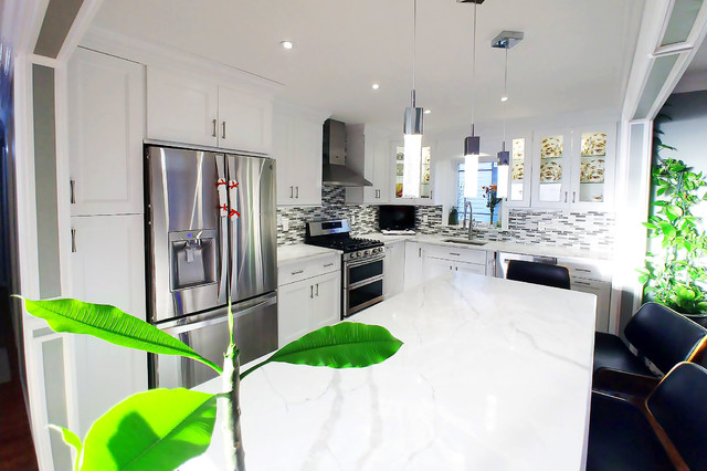 Fabuwood Nexus Frost with Calacatta Laza Granite Island - Contemporáneo