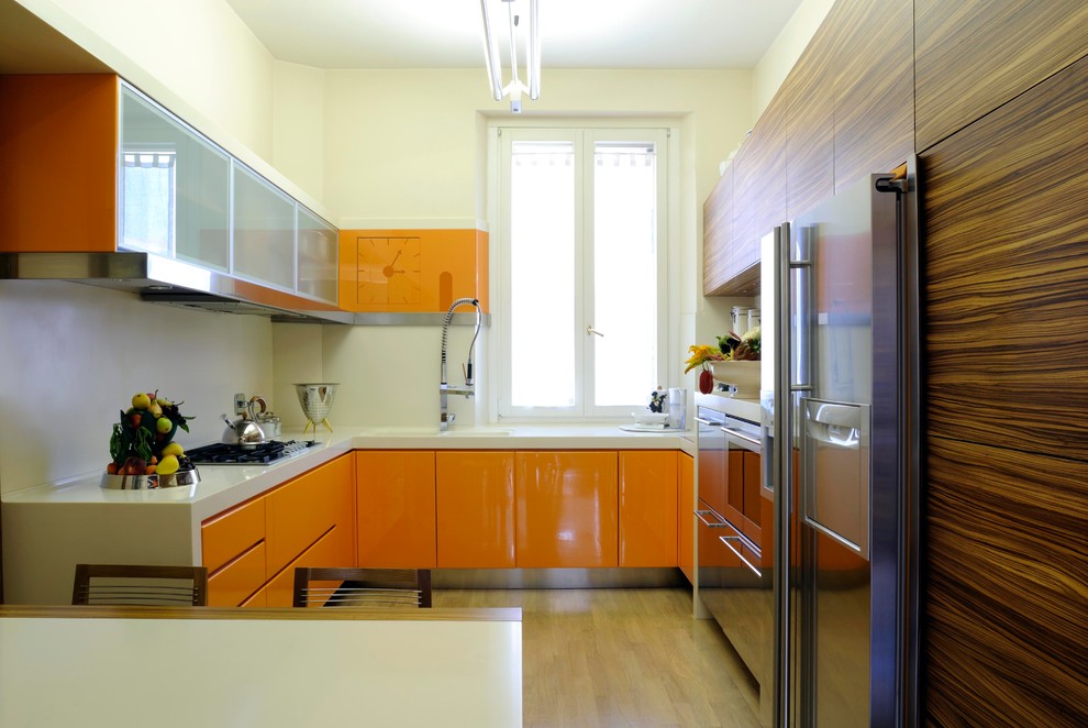 Geschlossene, Mittelgroße Moderne Küche in U-Form mit flächenbündigen Schrankfronten, orangefarbenen Schränken, Küchengeräten aus Edelstahl, Mineralwerkstoff-Arbeitsplatte, Küchenrückwand in Weiß und hellem Holzboden in Rom