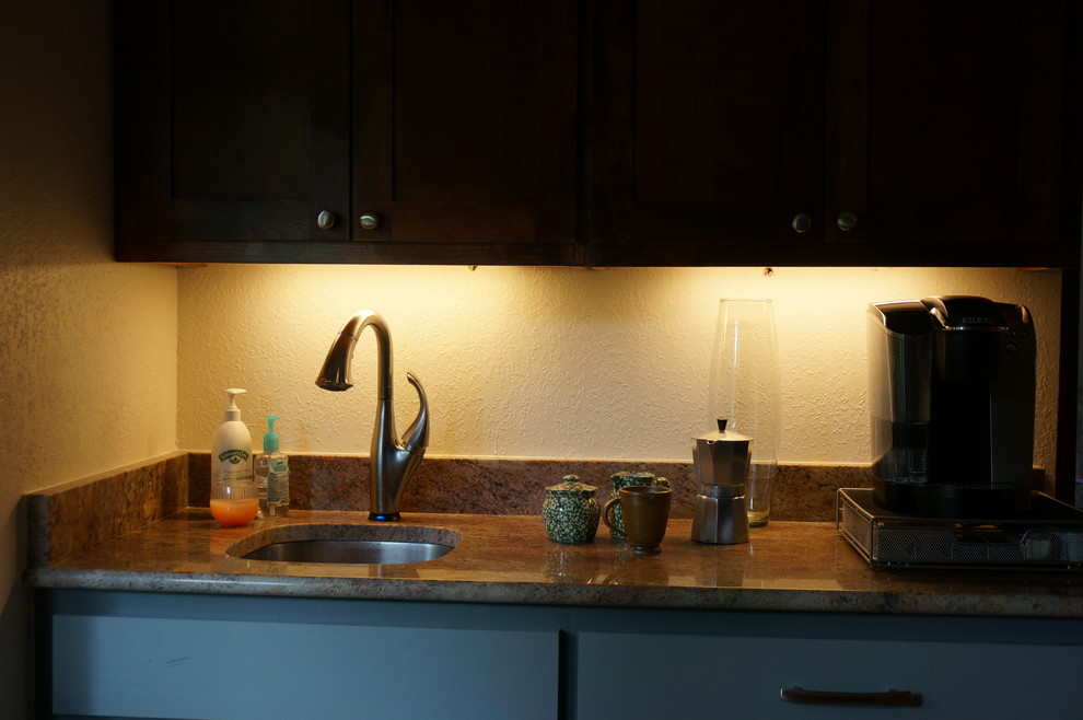 Zweizeilige, Mittelgroße Klassische Wohnküche mit Unterbauwaschbecken, Schrankfronten im Shaker-Stil, grauen Schränken, Granit-Arbeitsplatte, Küchengeräten aus Edelstahl und Kücheninsel in Austin