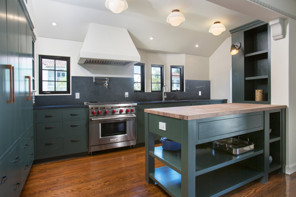 Exempel på ett mellanstort medelhavsstil grön grönt kök, med en undermonterad diskho, släta luckor, gröna skåp, träbänkskiva, grönt stänkskydd, stänkskydd i marmor, rostfria vitvaror, mellanmörkt trägolv, en köksö och brunt golv